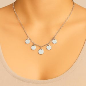 Collar de acero con dijes circulares