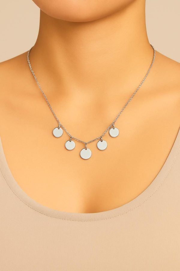 Collar de acero con dijes circulares