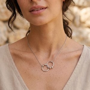 Collar de Dos Aros Entrelazados de la Amistad y el Amor